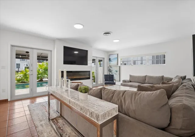 2nd image of 325 Coconut Isle Dr, Fort Lauderdale, FL 33301 | MLS# B26028514