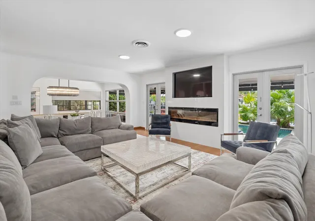 3rd image of 325 Coconut Isle Dr, Fort Lauderdale, FL 33301 | MLS# B26028514