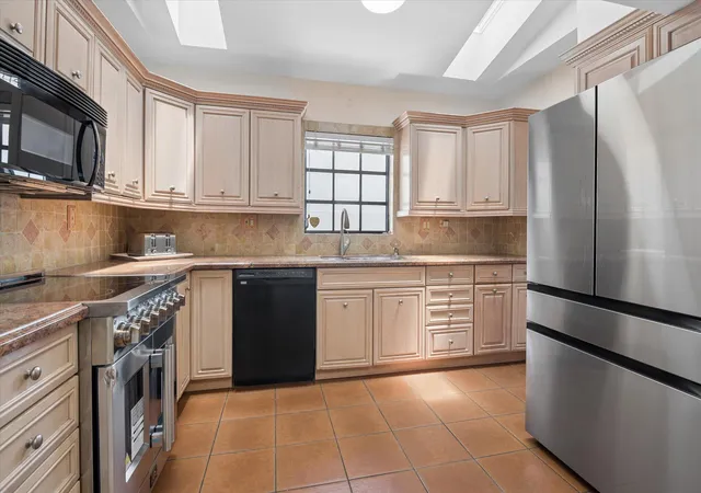 5th image of 325 Coconut Isle Dr, Fort Lauderdale, FL 33301 | MLS# B26028514