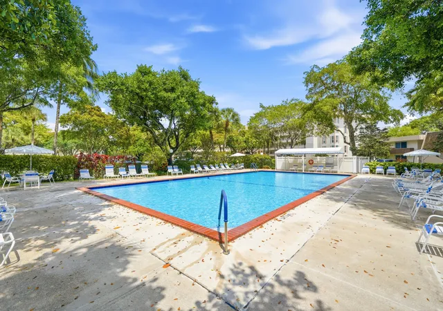 2nd image of 3800 Oaks Clubhouse Dr, Pompano Beach, FL 33069