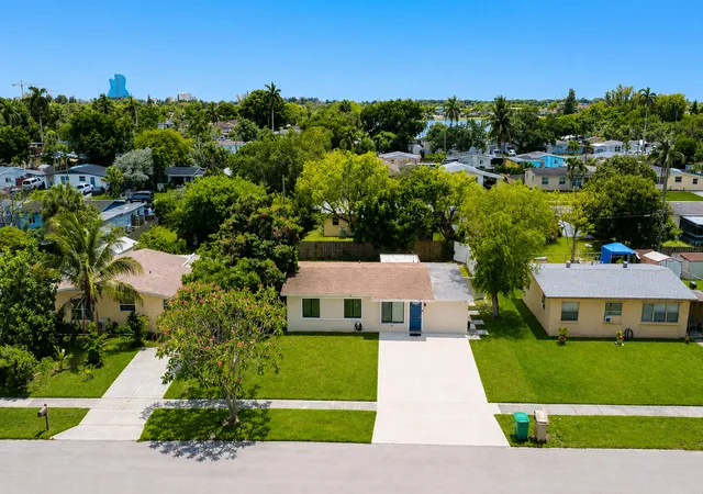 2nd image of 5700 Sw 37 Ct, Davie, FL 33314 | MLS# B26028782