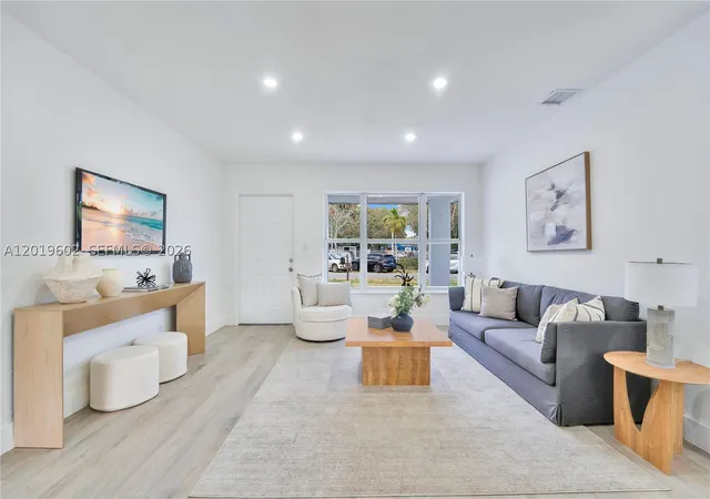 3rd image of 40 Se 3Rd Terr, Dania Beach, FL 33004 | MLS# A12019602