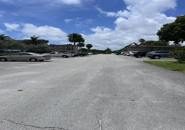 2nd image of 752 Lori Dr, Palm Springs, FL 33461