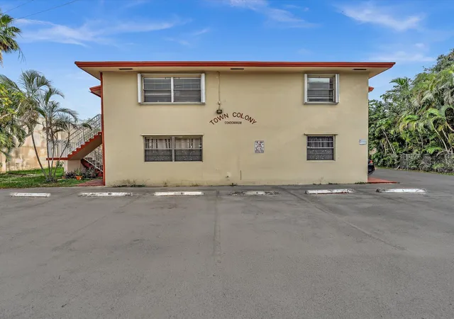 2nd image of 2915 Plunkett St #5d, Hollywood, FL 33020 | MLS# B26029452
