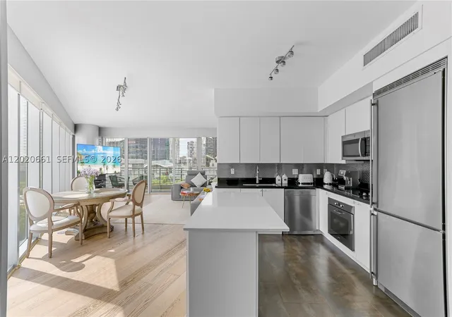 Photo 3 of Condo for sale at 92 Sw 3rd St #1201, Miami, FL 33130 | MLS# A12020661 | Listing updated on 2026-10-08