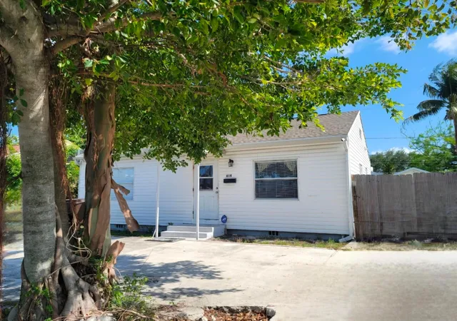 4th image of 618 Hunter St, West Palm Beach, FL 33405 | MLS# B26030331
