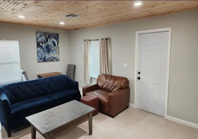 5th image of 618 Hunter St, West Palm Beach, FL 33405 | MLS# B26030331