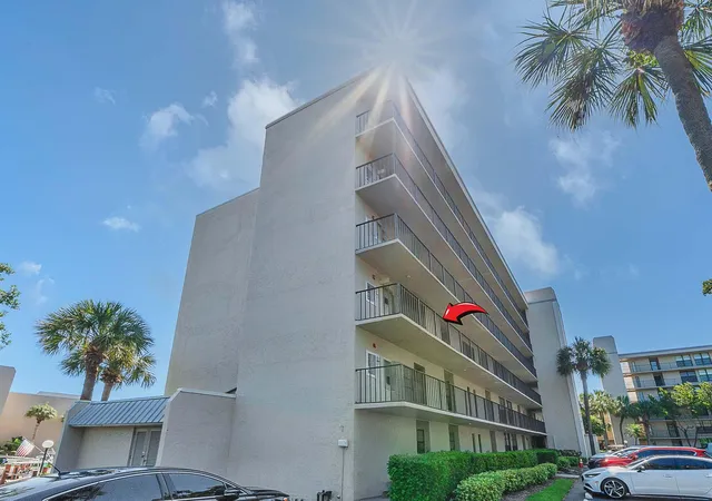 2nd image of 17 Royal Palm Wy, Boca Raton, FL 33432