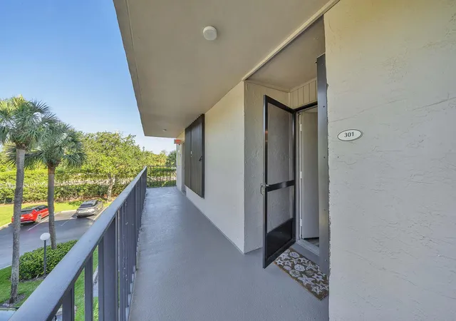 3rd image of 17 Royal Palm Wy, Boca Raton, FL 33432