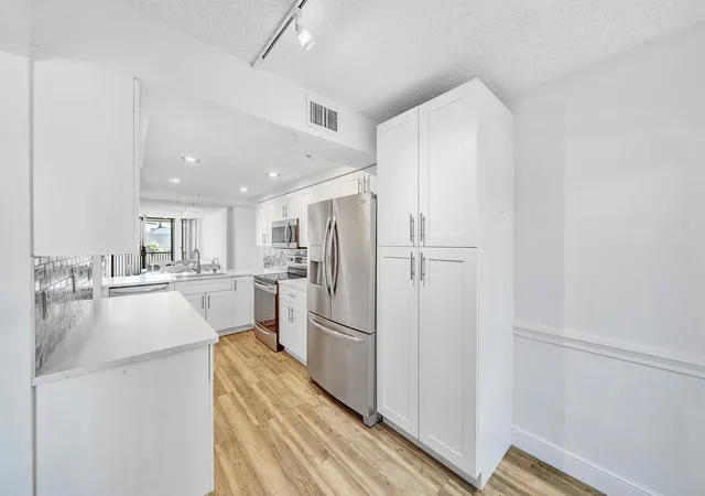 5th image of 17 Royal Palm Wy, Boca Raton, FL 33432