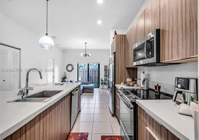 Listing Photo 4 - Condo for sale in building located at 8015 Nw 104Th Ave, Doral, FL 33178 - Unit #3