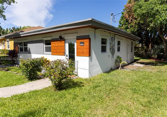 2nd image of 250 Nw 14th Way, Dania, FL 33004 | MLS# A12021428