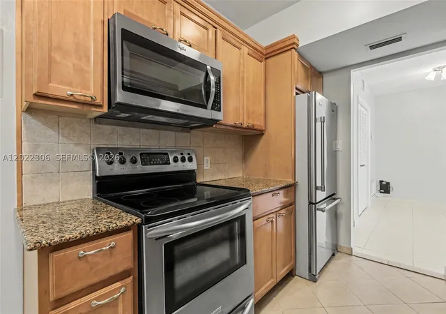 3rd image of 4330 Hillcrest Dr #506, Hollywood, FL 33021 | MLS# A12022306