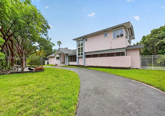 Photo 2 of Mansion for sale at 11651 Sw 64th Ave, Pinecrest, FL 33156 | MLS# A12022650 | Listing updated on 2026-10-08