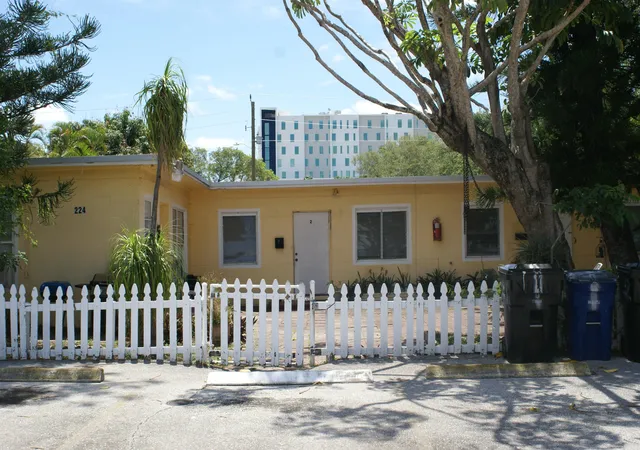 5th image of 224 SE 9th Ct, Hallandale Beach, FL 33009