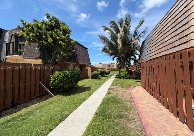 2nd image of 964 Springdale Cir, Palm Springs, FL 33461 | MLS# A12022851