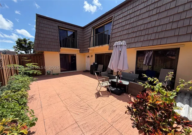 4th image of 964 Springdale Cir, Palm Springs, FL 33461 | MLS# A12022851
