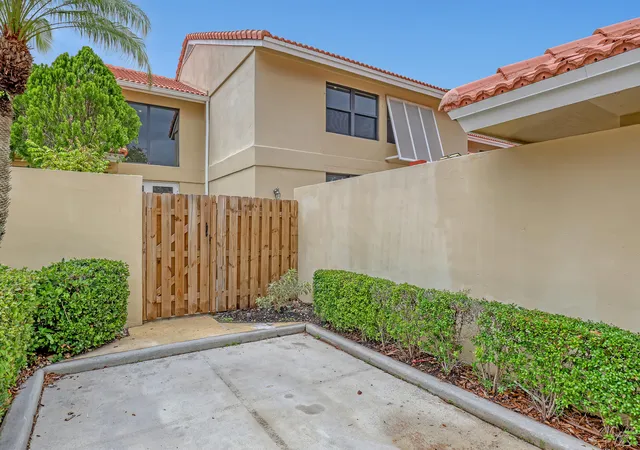 Homes for sale in Palm Beach Gardens, FL | 132 Old Meadow Wy, Palm Beach Gardens, FL 33418 | MLS# B26031230
