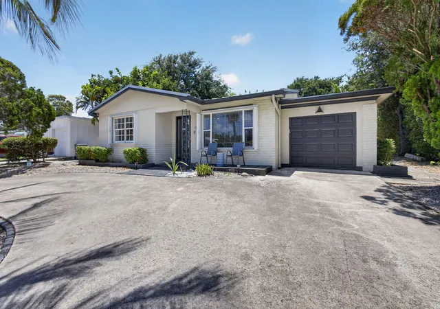 Homes for sale in North Palm Beach, FL | 1964 Circle Dr, North Palm Beach, FL 33408 | MLS# B26031473