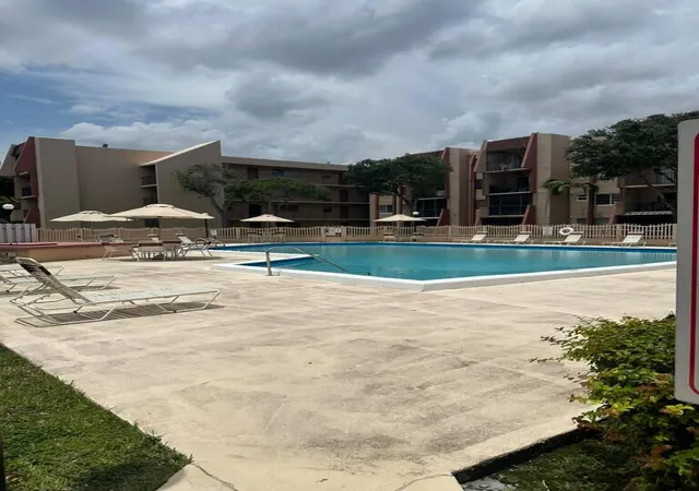 2nd image of 13707 Kendale Lakes Cir, Miami, FL 33183