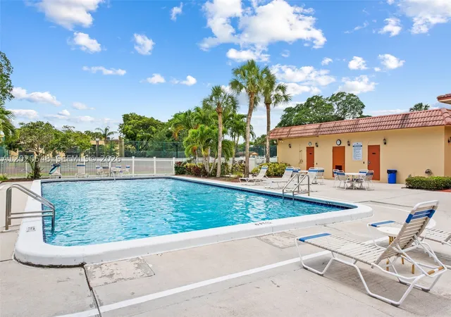 2nd image of 918 Sw 9Th St Cir, Boca Raton, FL 33486