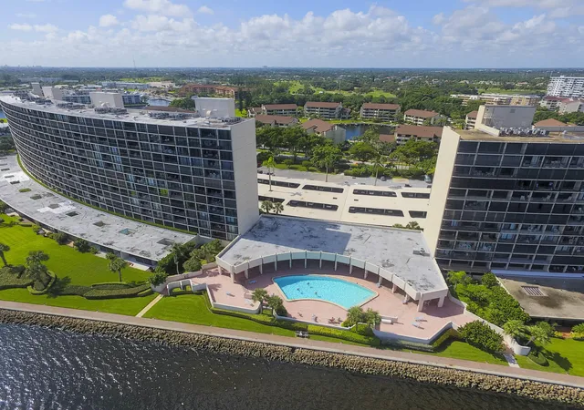Homes for sale in North Palm Beach, FL | 136 Lakeshore Drive, North Palm Beach, FL 33408 | Houzeo