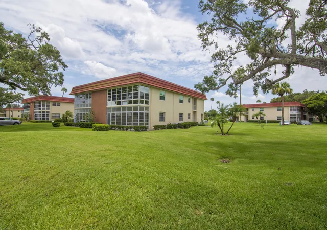 Homes for sale in Vero Beach, FL | 61 Woodland Dr #106, Vero Beach, FL 32962 | MLS# B26031999