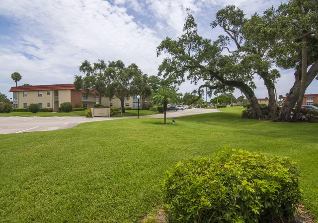 Homes for sale in Vero Beach, FL | 61 Woodland Dr #106, Vero Beach, FL 32962 | MLS# B26031999