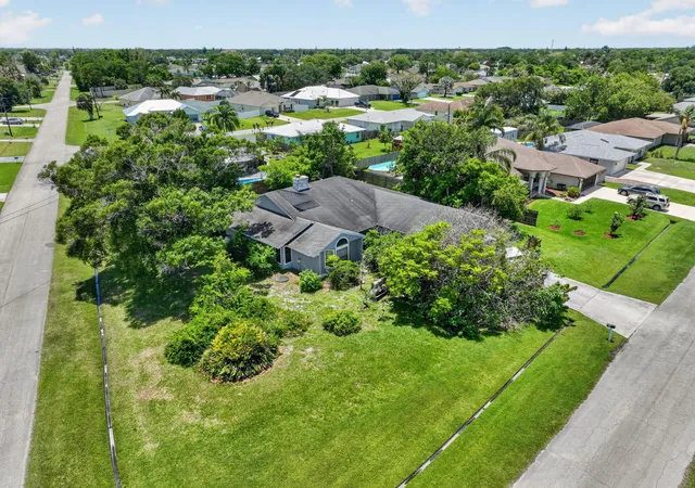 Homes for sale in Port St Lucie, FL | 674 Se Starfish Ave, Port St Lucie, FL 34983 | MLS# B26032065