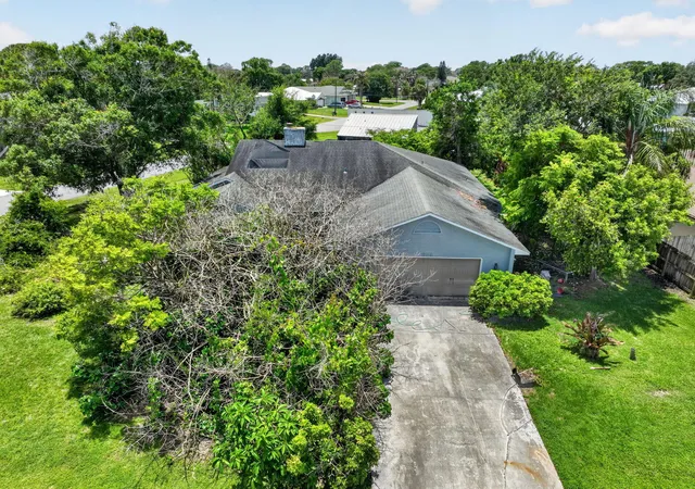 Homes for sale in Port St Lucie, FL | 674 Se Starfish Ave, Port St Lucie, FL 34983 | MLS# B26032065