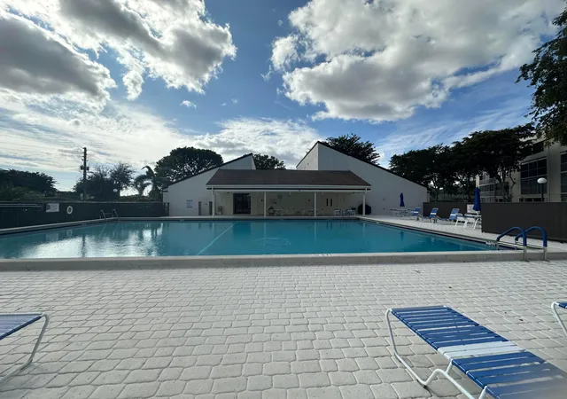 Homes for sale in Lake Worth, FL | 3138 Via Poinciana, Lake Worth, FL 33467 | Houzeo