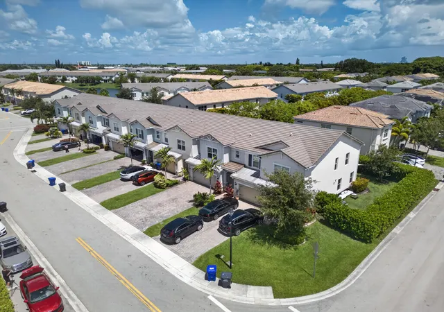 4th image of 4715 Eucalyptus Dr, Hollywood, FL 33021 | MLS# B26032330