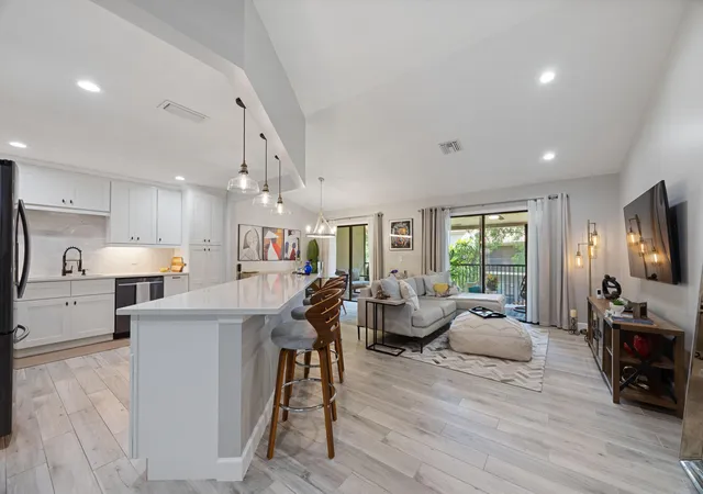 2nd image of 5710 Coach House Cir #F, Boca Raton, FL 33486 | MLS# B26032337
