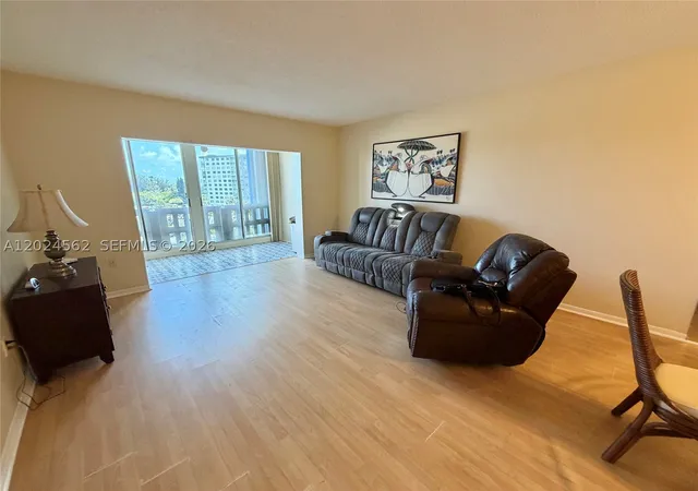 3rd image of 4001 Hillcrest Dr #609, Hollywood, FL 33021 | MLS# A12024562