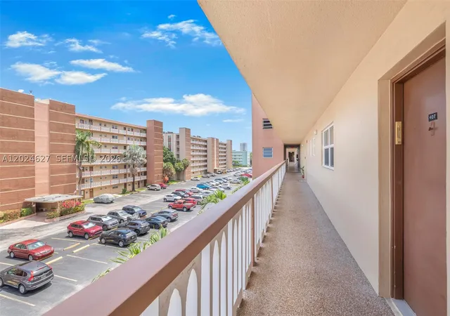 Listing Photo 4 - Condo for sale in building located at 500 Ne 12Th Ave, Hallandale Beach, FL 33009 - Unit #407