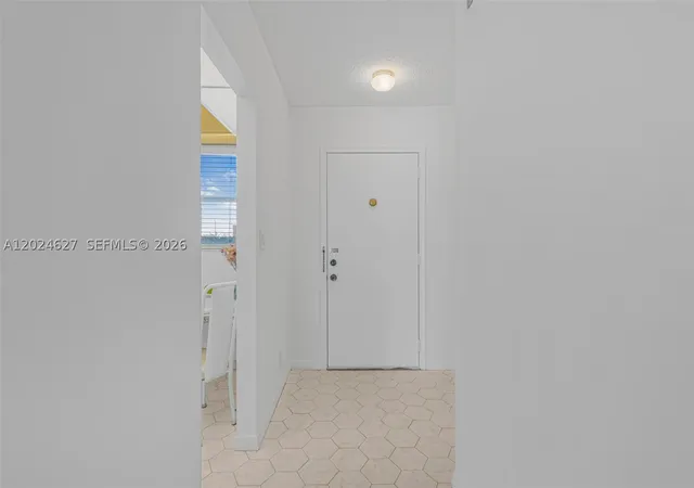 Listing Photo 5 - Condo for sale in building located at 500 Ne 12Th Ave, Hallandale Beach, FL 33009 - Unit #407