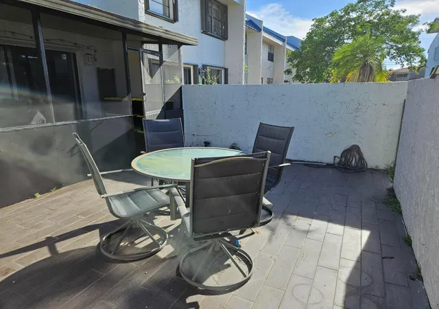 Homes for sale in Hollywood, FL | 2617 N 40th Avenue, Hollywood, FL 33021 | Houzeo