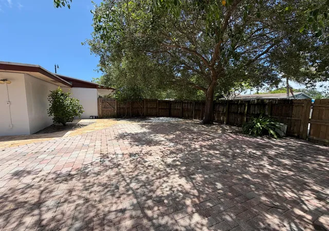 3rd image of 4250 Ne 12Th Ave, Pompano Beach, FL 33064 | MLS# B26032580
