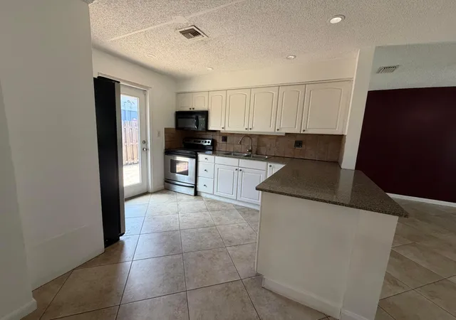 4th image of 4250 Ne 12Th Ave, Pompano Beach, FL 33064 | MLS# B26032580