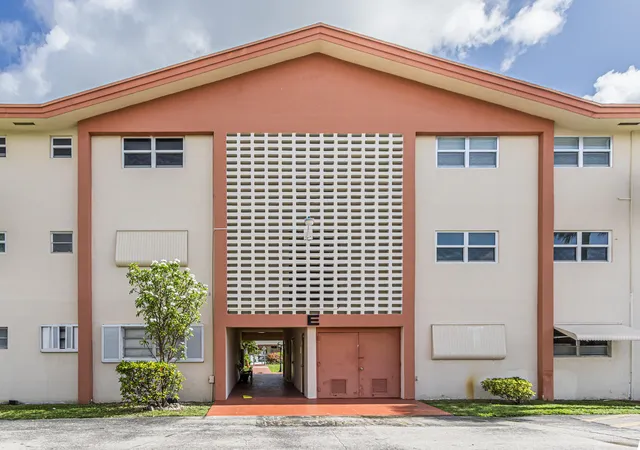 3rd image of 5300 Washington St #E208, Hollywood, FL 33021 | MLS# B26032713