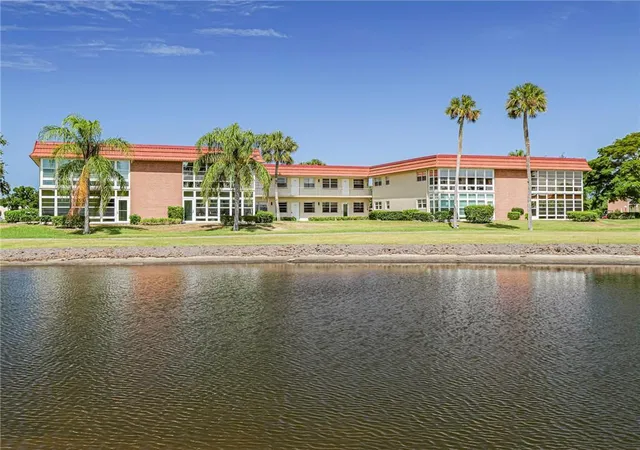 Homes for sale in Vero Beach, FL | 76 Royal Oak Dr #104, Vero Beach, FL 32962 | MLS# B26032906