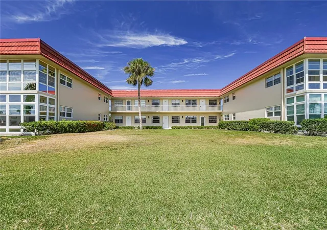 Homes for sale in Vero Beach, FL | 76 Royal Oak Dr #104, Vero Beach, FL 32962 | MLS# B26032906