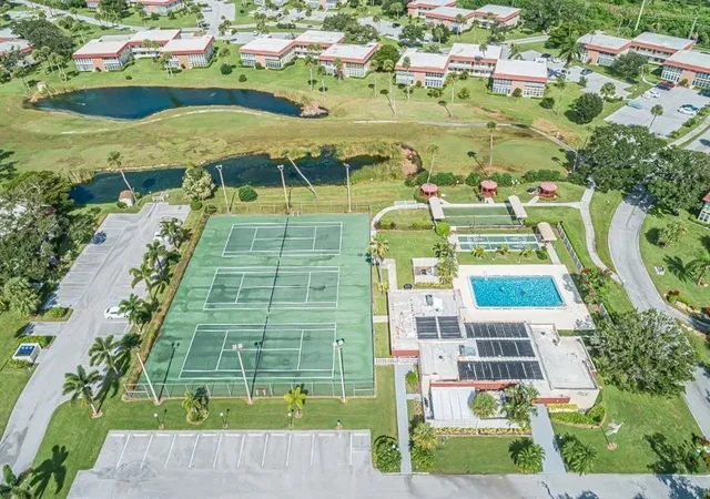 Homes for sale in Vero Beach, FL | 76 Royal Oak Dr #104, Vero Beach, FL 32962 | MLS# B26032906