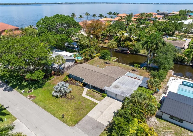 Homes for sale in Fort Myers, FL | 1229 Carlene Avenue, Fort Myers, FL 33901 | MLS# A12025685