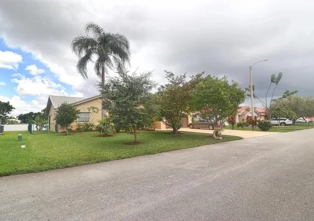 28th image of 6401 W Sedgewyck Cir W, Davie, FL 33331 | MLS# B26033285