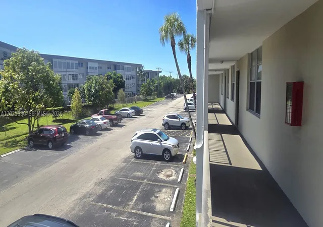Listing Photo 5 - Condo for sale in building located at 2999 Nw 48Th Ave, Lauderdale Lakes, FL 33313 - Unit #246