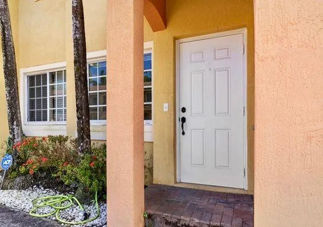 5th image of 330 SW 2nd Ave, Hallandale Beach, FL 33009