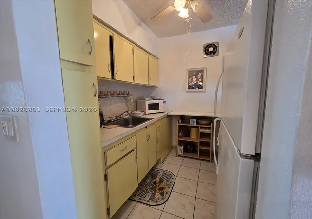 4th image of 820 Sw 11 Street #4B, Hallandale Beach, FL 33009 | MLS# A12026251