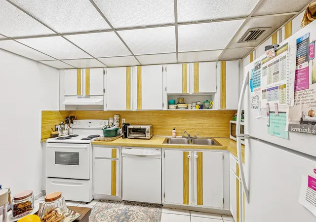 Homes for sale in Miami Beach, FL | 6941 Carlyle Ave #2e, Miami Beach, FL 33141 | MLS# B26033857