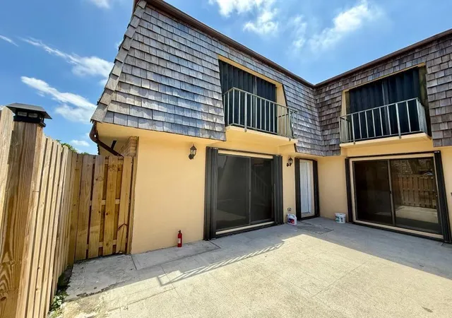 2nd image of 79 Lake Arbor Dr #79, Palm Springs, FL 33461 | MLS# B26033967